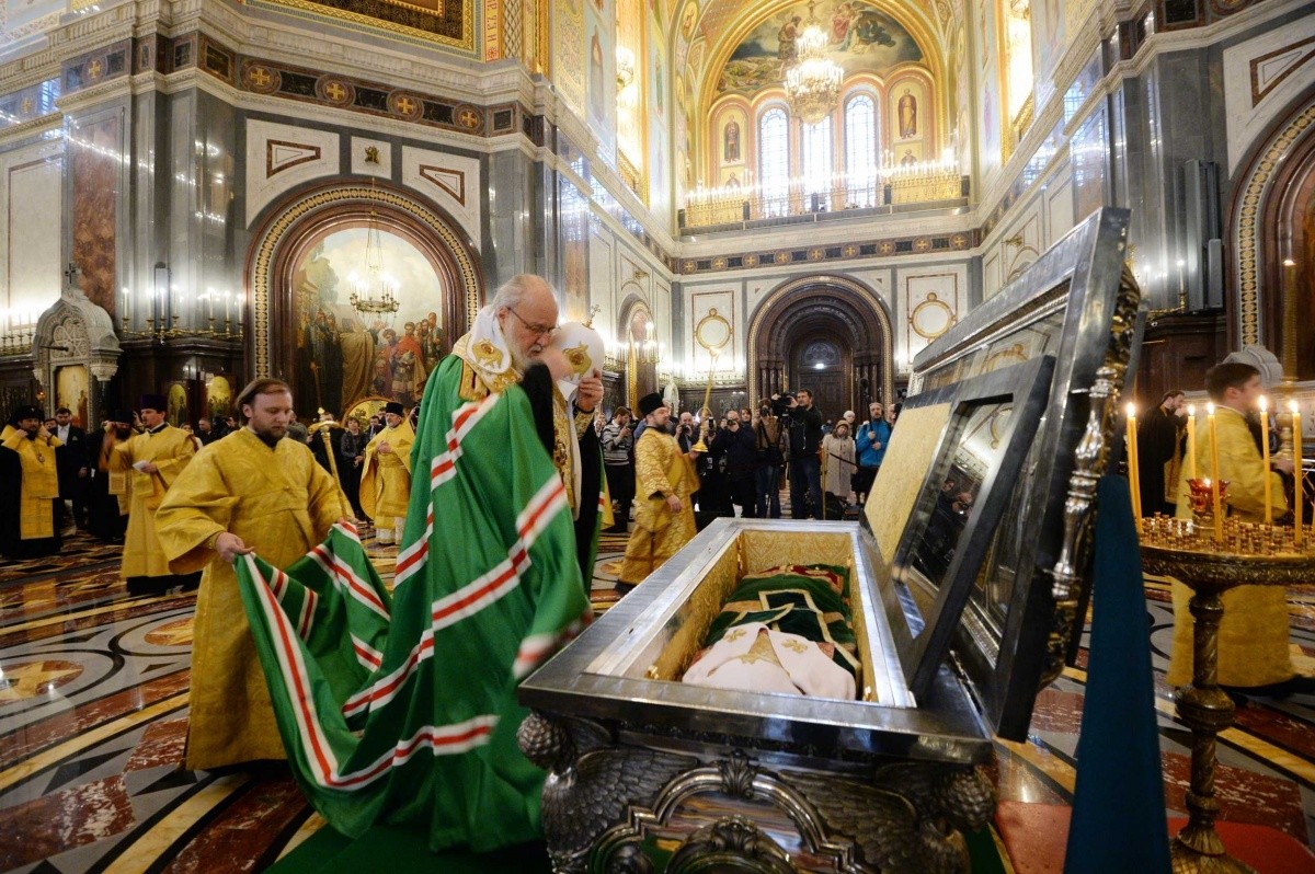 Молебен перед мощами свт. Тихона предварил открытие Архиерейского Собора Русской Православной Церкви