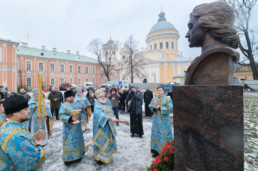 В Александро-Невской лавре в Санкт-Петербурге открыт памятник Петру I