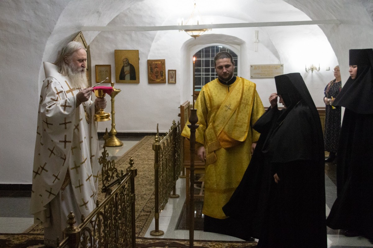 Митрополит Каширский Феогност совершил Литургию в Николо-Вяжищском монастыре