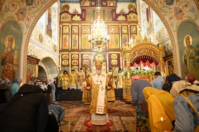 Праздник второго обретения мощей святителя Иннокентия Иркутского молитвенно встретили в Знаменском монастыре Иркутска