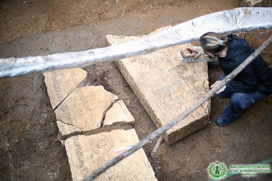 Археологи в Высоко-Петровском монастыре открыли один из древнейших некрополей столицы