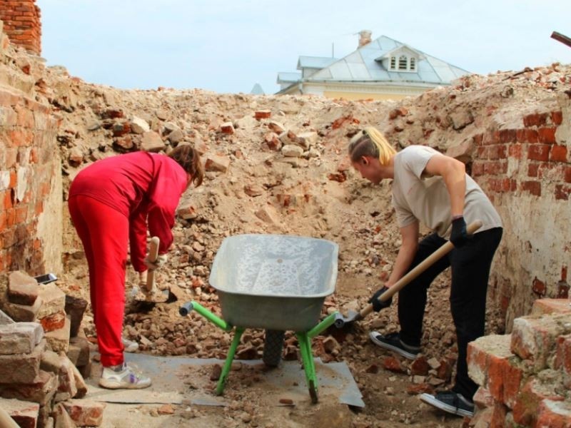 Студенты из Вологды помогают восстанавливать Спасо-Каменный монастырь