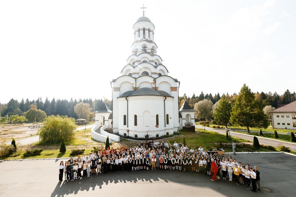 На территории Православного центра образования преподобного Сергия в Топоркове открыли «Парк семьи» в честь семей Донбасса 
