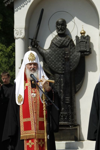 Святейший Патриарх Кирилл у памятного знака свт.Николаю в монастыре. 2010 год