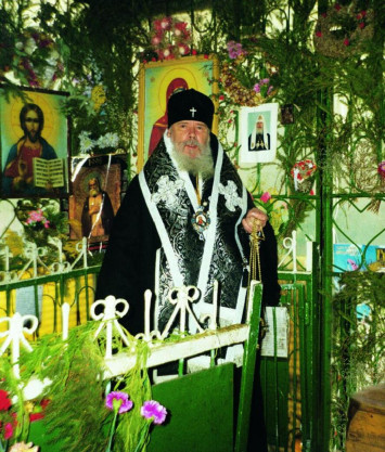 Предстоятель на могилке блаженной Матронушки