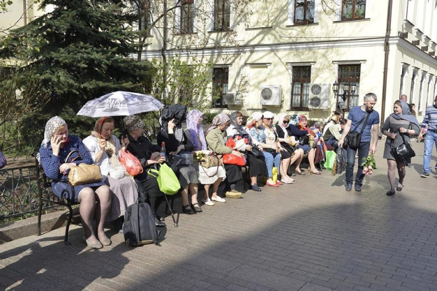 Ожидая своей очереди к мощам, паломники могут отдохнуть на лавочках, расставленных по всей монастырской территории