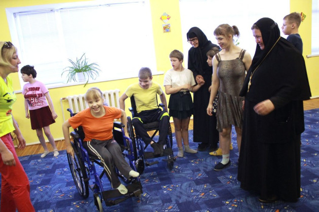 Главное - проявить участие. И постараться, чтобы на лицах детей появились улыбки