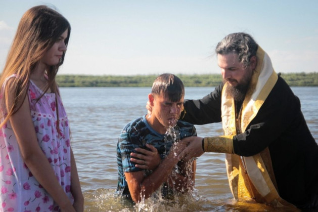 Крещение участника православного фестиваля «Братья» в водах Волги-матушки