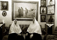 Матушки Георгия и Варвара в гостиной игуменского дома. 1978 год
