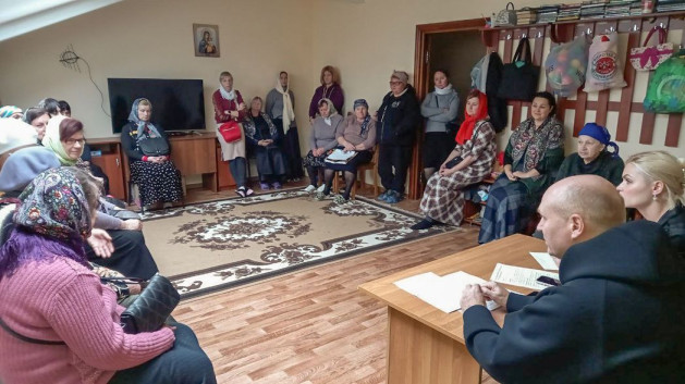 Юрист и психолог проводят консультацию для вынужденных переселенцев