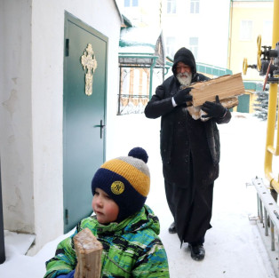 А в Чувашии зимы суровые! Но когда есть дрова для баньки и такие помощники, батюшке холод не страшен!