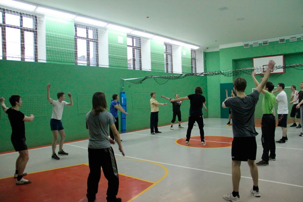 Спортзал. Занятие физкультурой