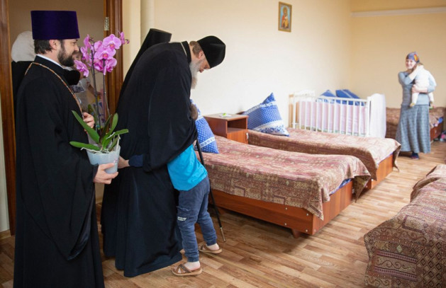 Владыка посещает беженцев