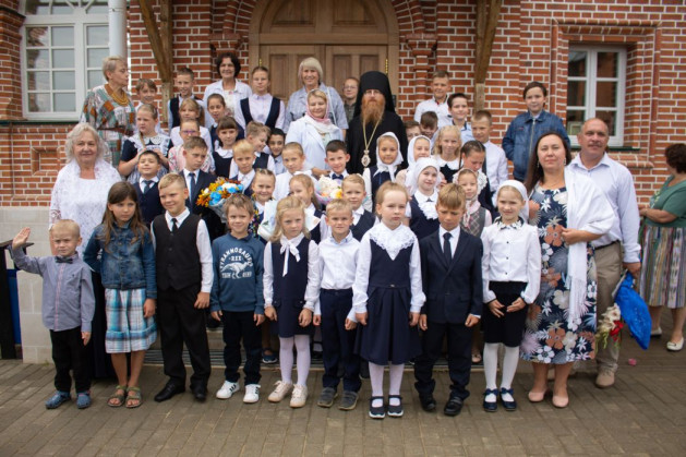 Епископ Иосиф с воспитанниками православной гимназии «Зернышко»