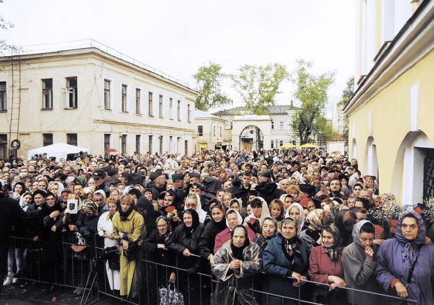2 мая 1999г. Участники торжеств по случаю канонизации блаженной Матроны Московской