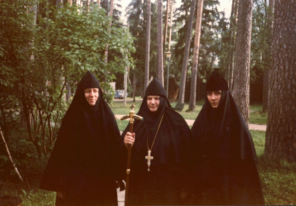 В Спасо-Преображенской пустыни. Благочинная монахиня Сергия (слева). В центре - игумения Магдалина.jpg