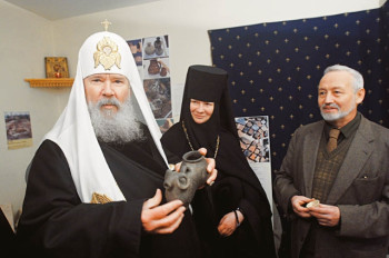 Патриарх Алексий II в музее археологических находок Зачатьевского монастыря