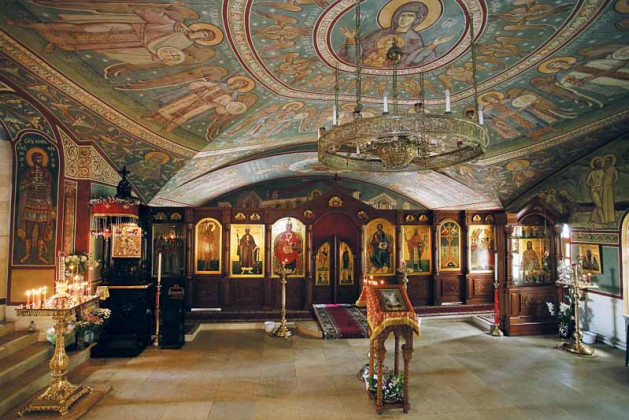 Иконостас в приделе Свято-Духова храма, посвященном сщмч. Владимиру Амбарцумову