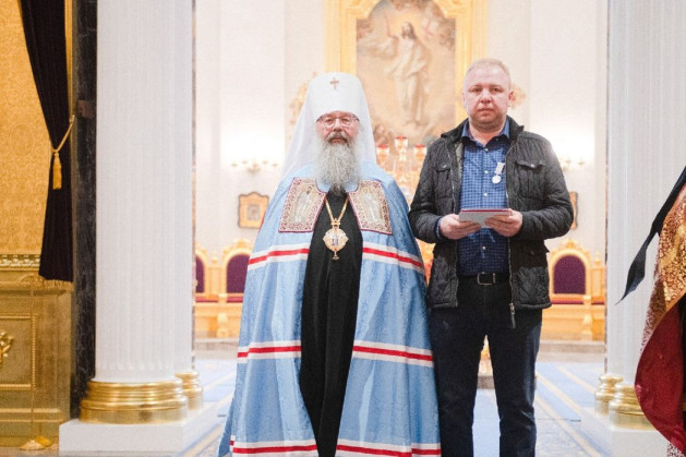 Митрополит Кирилл вручил Денису Гусеву медаль святителя Гурия, первого архиепископа Казанского, II степени