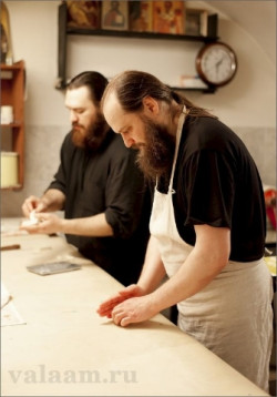 Просфорники в просфорне.