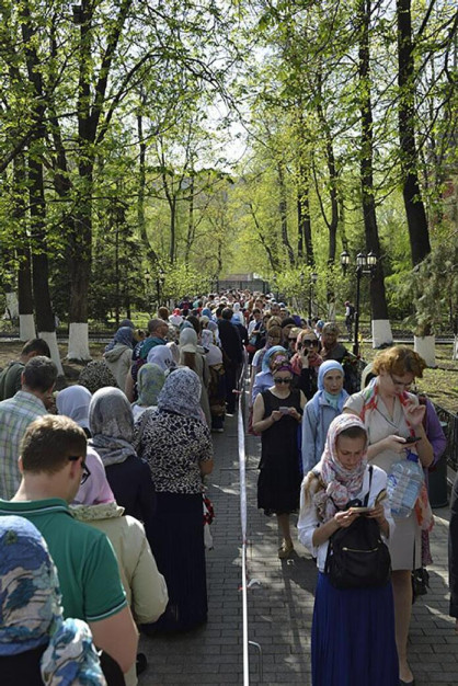 Очередь к мощам Матронушки в день ее памяти 2 мая заканчивается далеко в монастырском парке