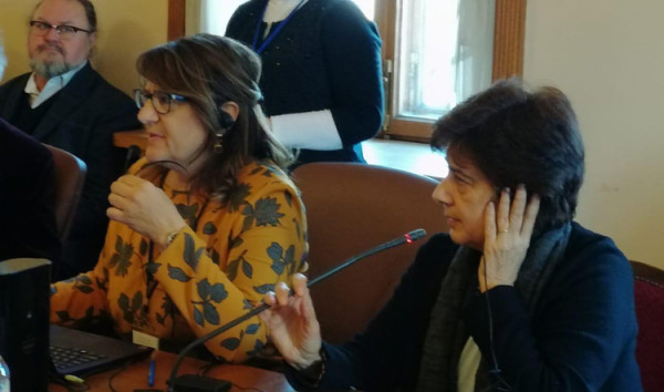 Доктор Мария Тереза Ферла (слева) и её переводчик