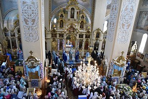 Митрополит Евгений отслужил праздничную Божественную литургию в  Пюхтицком Успенском монастыре