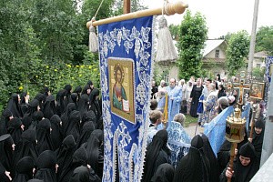 Архиепископ Феогност возглавил престольный праздник в Казанской Амвросиевской пустыни в Шамордино