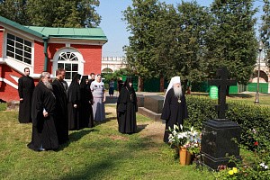 Митрополит Крутицкий и Коломенский Ювеналий совершил заупокойную литию в Новодевичьем монастыре