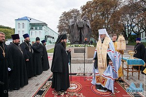  Митрополит Герман в Курской Коренной пустыни  освятил памятник по проекту «Воссоединение»
