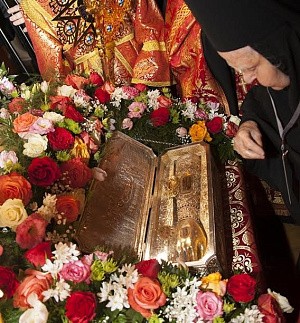 Епископ Савва возглавил молодежный молебен перед мощами вмч. Димитрия Солунского в Новоспасском монастыре