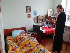 Клирики Введенского монастыря г. Иванова причащают инвалидов на дому