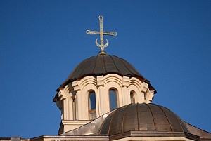В Свято-Преображенском скиту Данилова монастыря установили крест  на купол храма в честь свт. Спиридона Тримифунтского