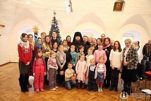 В Высоко-Петровском монастыре провели детскую Рождественскую елку
