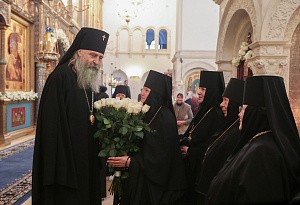 Архиепископ Феогност совершил Литургию в Зачатьевском монастыре и передал его настоятельнице Патриаршее поздравление с 16-летием возведения в игуменский сан