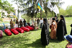 Духовенство Святогорской лавры приняло участие в перезахоронении погибших во время ВОВ воинов-освободителей 