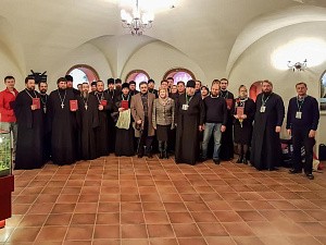 Слушатели курсов для епархиальных древлехранителей посетили Зачатьевский монастырь