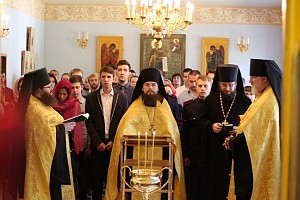Наместник Высоко-Петровского монастыря отслужил в РПУ молебен на начало нового учебного года