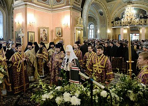 Святейший Патриарх Кирилл совершил Литургию в Покровском монастыре в день обретения мощей блж. Матроны Московской