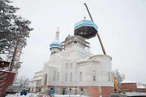 На соборный храм первого женского монастыря г. Сургута  установили купола с крестами