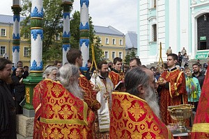 Епископ Андрей возглавил в Троице-Сергиевой лавре Литургию и молебен с водосвятием