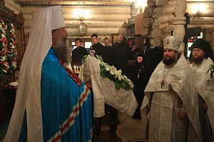 Митрополит Кирилл возглавил Литургию в монастыре на Ганиной яме                              и поздравил настоятеля обители с днем тезоименитства