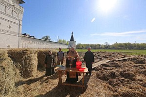В праздник Преполовения Пятидесятницы  в Иосифо-Волоцком монастыре совершили молебен с водосвятием