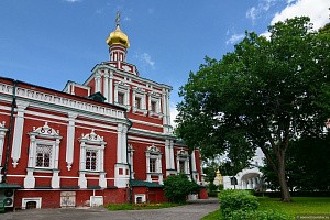 Митрополит Ювеналий совершил Литургию и молебен в Новодевичьем монастыре Москвы