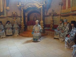 Митрополит Павел посетил Свято-Троицкую Сергиеву лавру  и совершил в ней Литургию