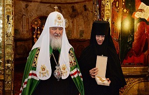 Патриарх Кирилл вручил памятный крест  настоятельнице Зачатьевского монастыря в день ее 55-летия
