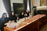 Сестры Троице-Одигитриевского монастыря Зосимова пустынь передали подарки для раненых воинов
