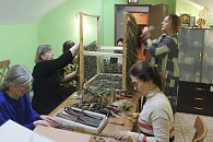 Волонтеры Санкт-Петербургского подворья Валаамского монастыря освоили технику изготовления маскировочных халатов для участников СВО