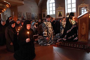 Епископ Воскресенский Савва совершил Великое повечерие в храме Иерусалимской иконы Божией Матери г. Москвы