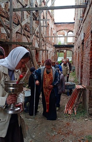 На территории разрушенной и восстанавливаемой богадельни Казанского монастыря Ярославля состоялся субботник